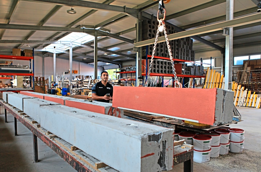 In der 1.100 qm großen Produktionshalle werden alle Rollladenkästen präzise angefertigt.