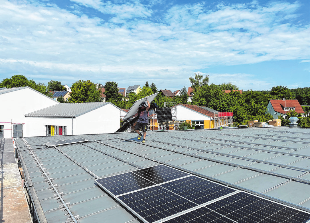 Auf dem Kinderbildungszentrum (KibiZ) wird mit Hilfe von Photovoltaikelementen Energie produziert. Fotos: Gemeinde, A. Biernoth