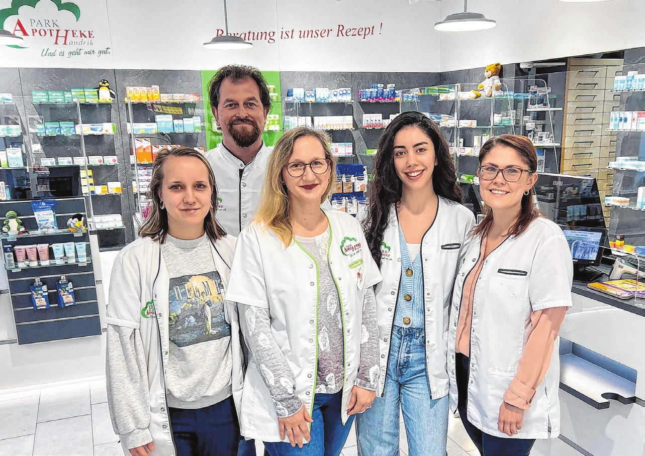 Inhaber Martin Handrik und sein Team, hier in der Park-Apotheke, beraten die Kunden in den vier Fürstenwalder Filialen.