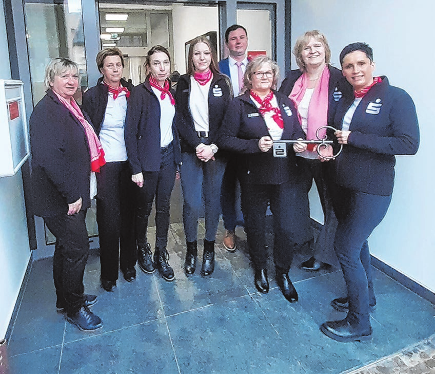 Bei der offiziellen Eröffnung: das Team der Sparkassengeschäftsstelle Bad Freienwalde, das auch die Filiale in Wriezen betreut.