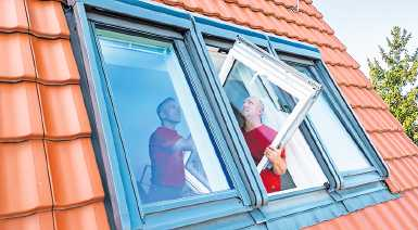 Wer sein altes, zweifach verglastes Fenster gegen ein neues, dreifach verglastes austauscht, kann dafür einen Zuschuss in Höhe von bis zu 15 Prozent beantragen FOTO: DJD/TLS-DACHFENSTER