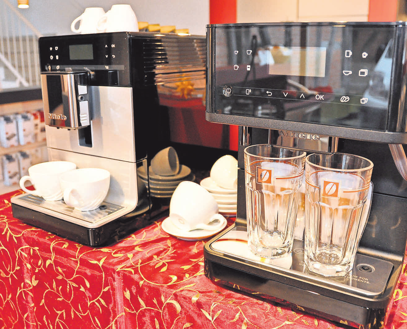 Miele-Haushalts- und Elektrogeräte, so wie hier moderne Kaffeeautomaten, bestimmen das Bild in der Ausstellung.