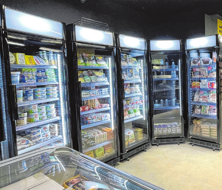 Das Frische-Sortiment wird übersichtlich in großen Kühlschränken gelagert. Foto: Christoph Sarnowski