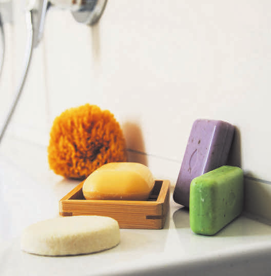 Plastikfrei duschen: Feste Stücke sind eine Alternative - sie verursachen kaum Verpackungsmüll. Foto: Christin Klose/dpa-mag