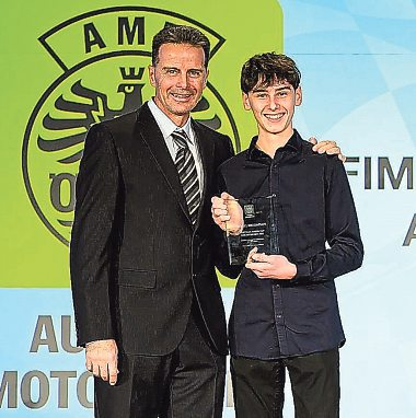 Der ehemalige Superbiker Andi Meklau überreichte Daniel 2023 den Ehrenpreis.