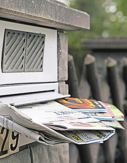 Ein überfüllter Briefkasten ist ein deutliches Signal für Einbrecher: Dieses Haus steht schon einige Zeit leer. FOTO: SILVIA MARKS/DPA-TMN