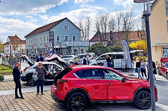Über zehn Aussteller präsentieren ihre Fahrzeuge entlang der Bahnhofstraße und rund um den Marktplatz. FOTO: ADAM RIESE UNTERNEHMERGEMEINSCHAFT