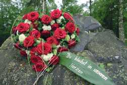 Aus roten Blumen geschmückter Kranz in Herzform für eine Urnenbeisetzung. FOTO: RHEINTAUNUS-KREMATORIUM/AKZ-O