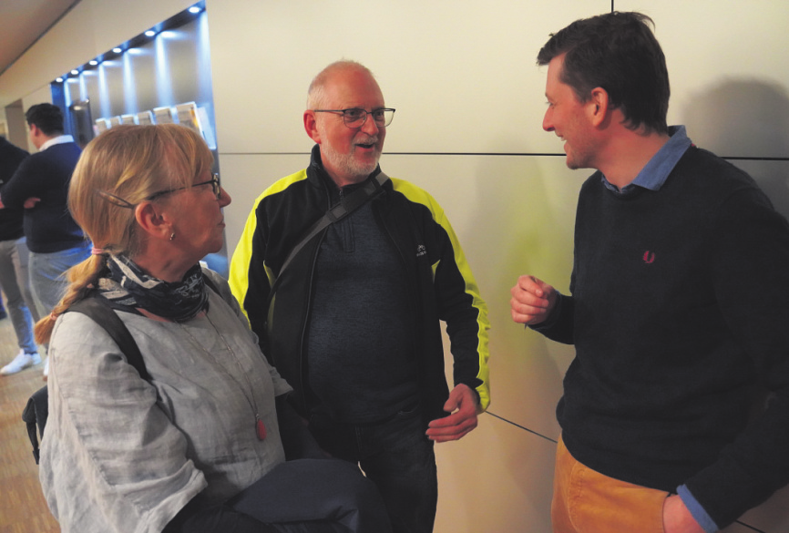 Johan Meesenburg (re.) im Gespräch mit Dagmar und Rolf Thakmann, zwei interessierten Besuchern der Veranstaltung.