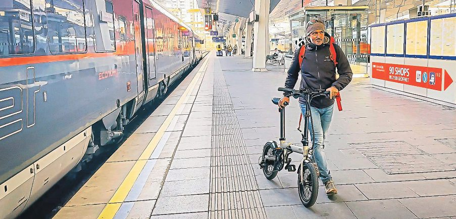 Nicht nur Freizeit-Radfahrer, auch Pendler benützen immer öfter die Kombination Bahn und Rad. Beim Pendeln sind vor allem Klappräder von Vorteil.