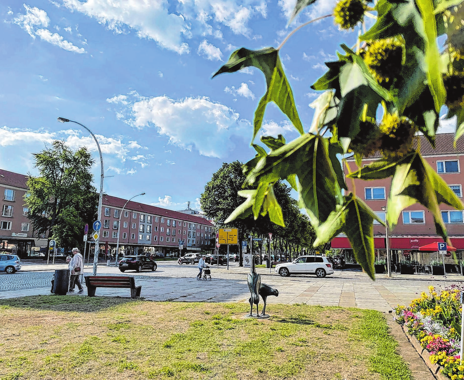 Lädt zum Spazieren, Bummeln und Sonne-Genießen ein die Lindenallee in Eisenhüttenstadt