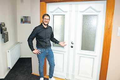 Geschäftsführer Andreas Cullmann weist auf die Haustüren-Vielfalt in der großen Musterausstellung. FOTO: STEFAN ENDLICH