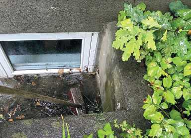 Kellerfenster und bodentiefe Fenster müssen dauerhaft dicht gegen Stauwasser sein. FOTO: SCHARVIK/ISTOCKPHOTO.COM/TRIFLEX/SPP-O