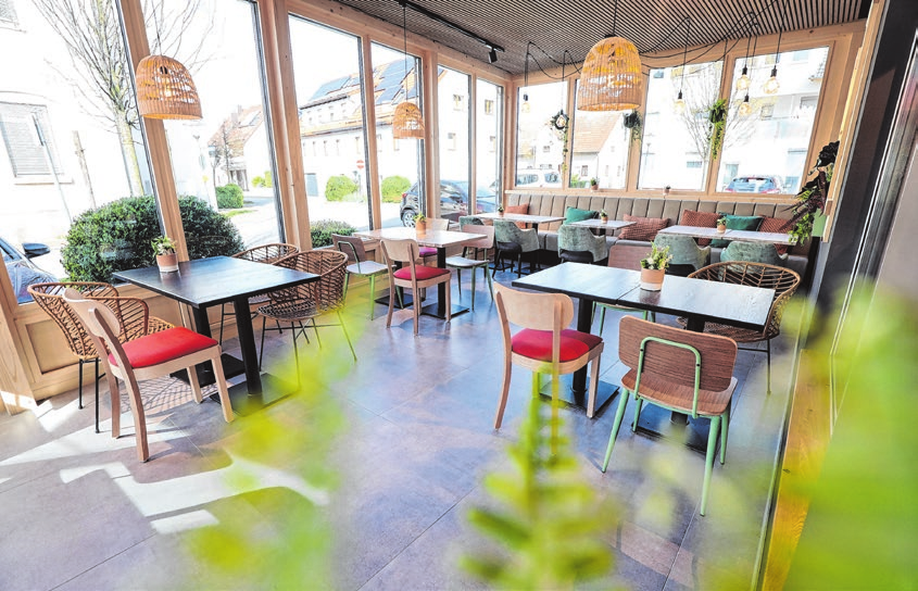 Hell, einladend und nachhaltig präsentiert sich das neu gestaltete Café. Fotos: Emil Schmid