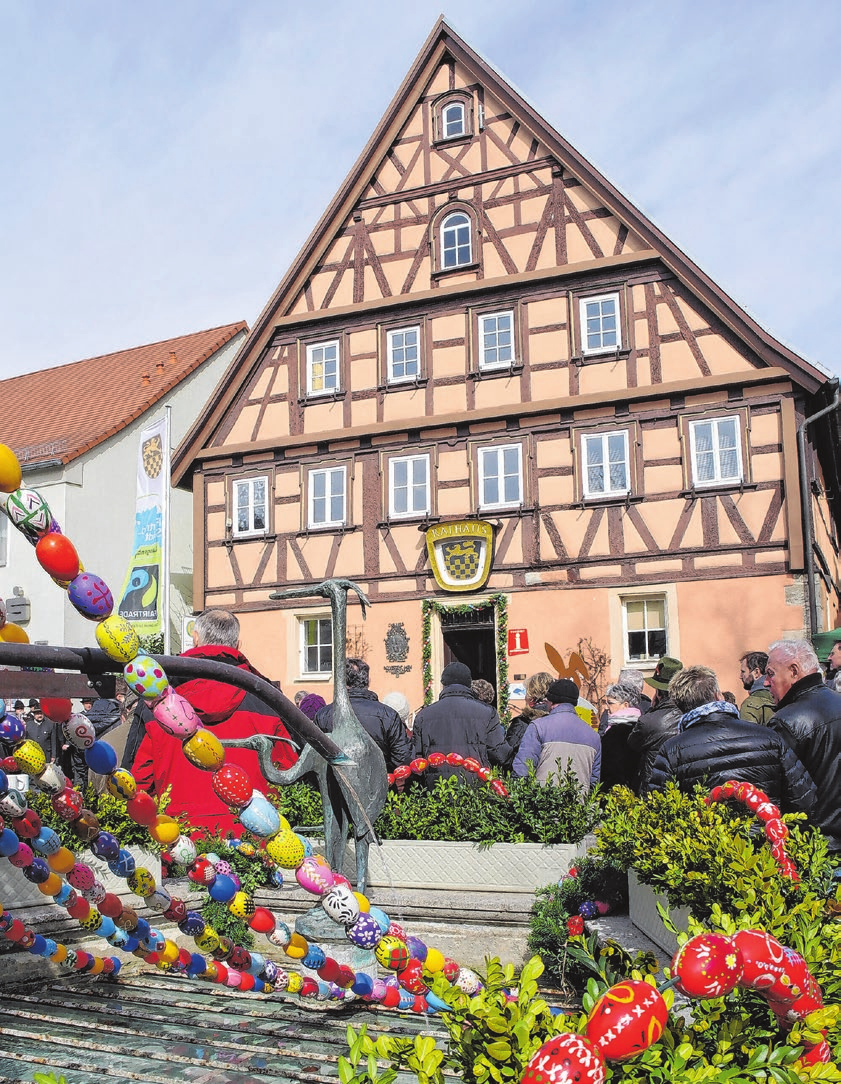 Die Landfrauen haben dem Marktbrunnen erneut ein Festtagskleid verpasst. Fotos: Stadt Langenburg