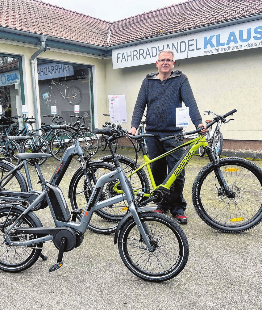 Andreas Kiese, Geschäftsführer von Fahrradhandel Klaus in der Puschkinstraße in Fürstenwalde, zeigt seine neuen E-Bike-Modelle, die er im Angebot hat.