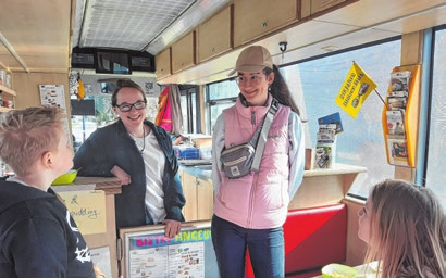 Jasmin Miesterfeld und Isabel Gärtner gestalten gemeinsam mit Ole und Nele ein Nachmittagsprogramm im Blauen Bus.