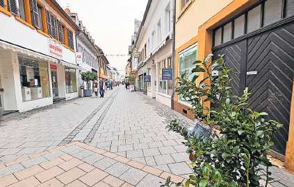 Die Grünstadter Hauptstraße präsentiert sich heute als eine helle, einladende autofreie Einkaufsmeile. FOTO: BENNDORF