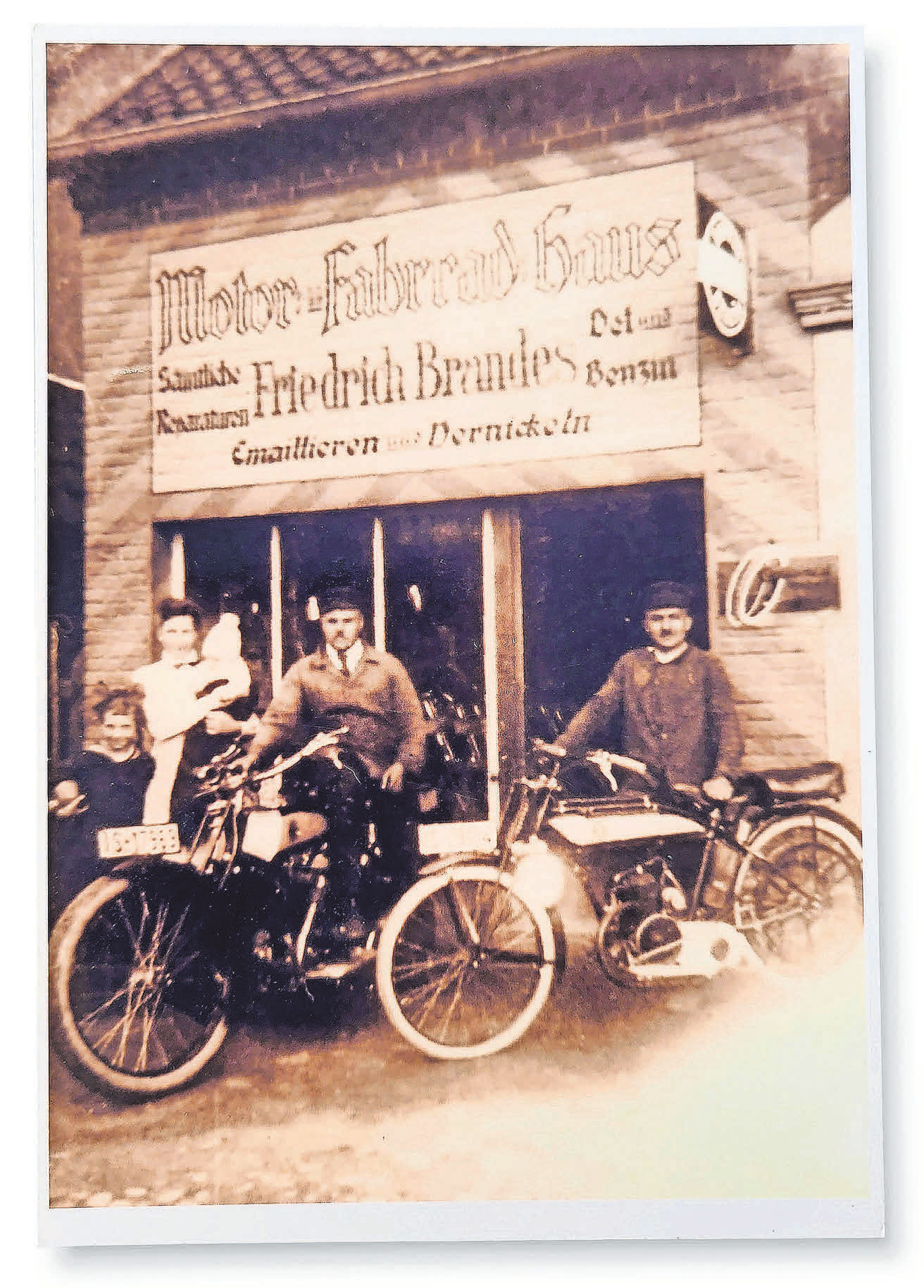 Eröffnete vor hundert Jahren in Weetzen sein „Motor- und Fahrrad-Haus“: Firmengründer Friedrich Brandes (zweiter von rechts) mit Familie.