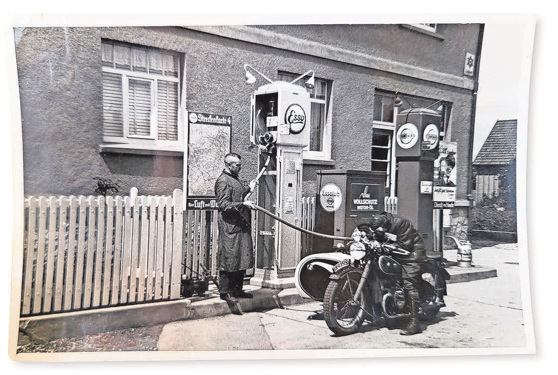 Auch Motorradfahrer kamen in Weetzen viele Jahre lang beim Familienbetrieb Brandes in den Genuss des Fahrzeugbetankens durch den Tankwart.