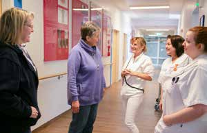 Gelebtes Miteinander: Ihr Besuch im Elisabeth Krankenhaus führte Schwester Hannelore (2.v.1.) auch auf Station 3a, wo sie mit (v.l.) Stefanie Gross-Ulrich, Susanne Bartnik-Moeser, Stephanie Kubicki und Jessica Puzycha ausgelassen ins Gespräch kam.