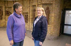 Schwester Hannelore (I.) und Stefanie Gross-Ulrich schwelgen am ursprünglichen Haupteingang an der heutigen Station 1e in Erinnerung an alte Zeiten.