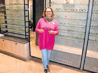 Augenoptikerin Julia Kiefer von Brillen Schöttinger stellt ein Exemplar der Messeneuheiten vor. FOTO: STEFAN ENDLICH
