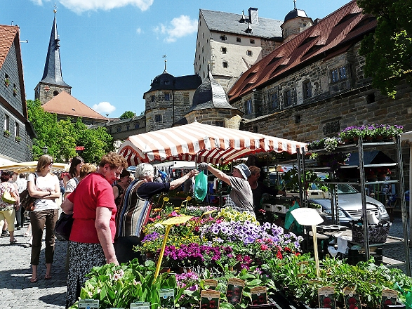 Blumenverkäufer, Kunsthandwerker, Süßwarenhändler und viele weitere Verkaufsstände sind von 10 bis 18 Uhr auf dem Marktplatz mit ihrem bunten Warenangebot vertreten.