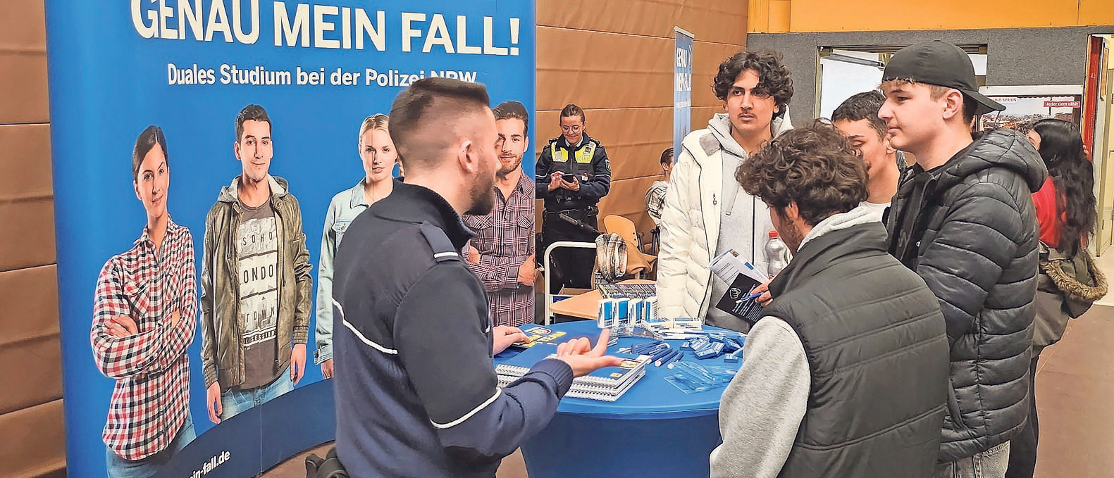 Für jeden etwas dabei: Auch die Polizei wirbt beim Berufsinfomarkt in Jülich um künftige Auszubildende. FOTO: STADT JÜLICH