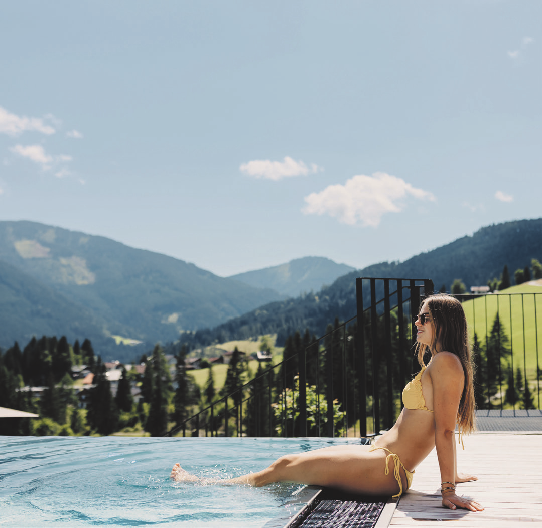 Entspannen am Pool mit Bergblick.
