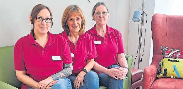 Mit viel Engagement betreuen Natalie Schmitt, Silvia Zaharanski und Stefanie Eastman (v.l.) die Gäste der Tagespflege im Grabenpfad in Kusel. FOTO: SUSANNE CAHN