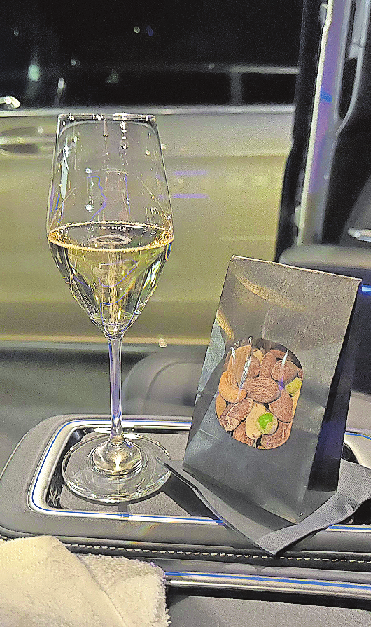 Der Magnet im Boden des Champagner-Glases macht es möglich: Der Schampus hat eine gute Kurvenlage. Foto: Bögel