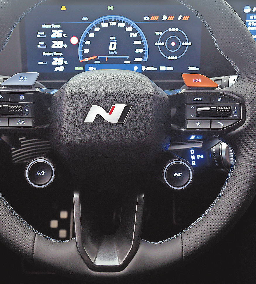 Das Cockpit des Hyundai Ioniq 5 N ist mit allerlei digitalen Spielereien ausgestattet und hat auch ein Instrument, dass die Schwerkraft bei extremen Beschleunigungen misst.