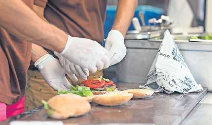 Ein Burger wird in einem Truck frisch zubereitet. Am Wochenende macht ein Street Food Festival Station auf dem Rathausplatz. FOTO: DAMIAN - STOCK.ADOBE.COM