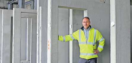 Werkmeister Sebastian Wiegers neben Massiv-Innenwänden aus Beton für den Keller FOTO: WALTER POTDEVIN