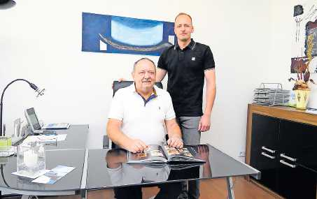 Firmengründer Franz Blees und der geschäftsführende Gesellschafter Philipp Blees im Besprechungsraum Waldmohr. FOTO: WALTER POTDEVIN