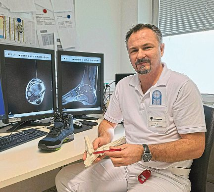 Oberarzt Dr. Alexander Eichwalder aus dem Fachgebiet Orthopädie und Traumatologie/ Unfallchirurgie aus dem Krankenhaus des Deutschen Ordens Friesach. Foto: Krankenhaus des Deutschen Ordens Friesach