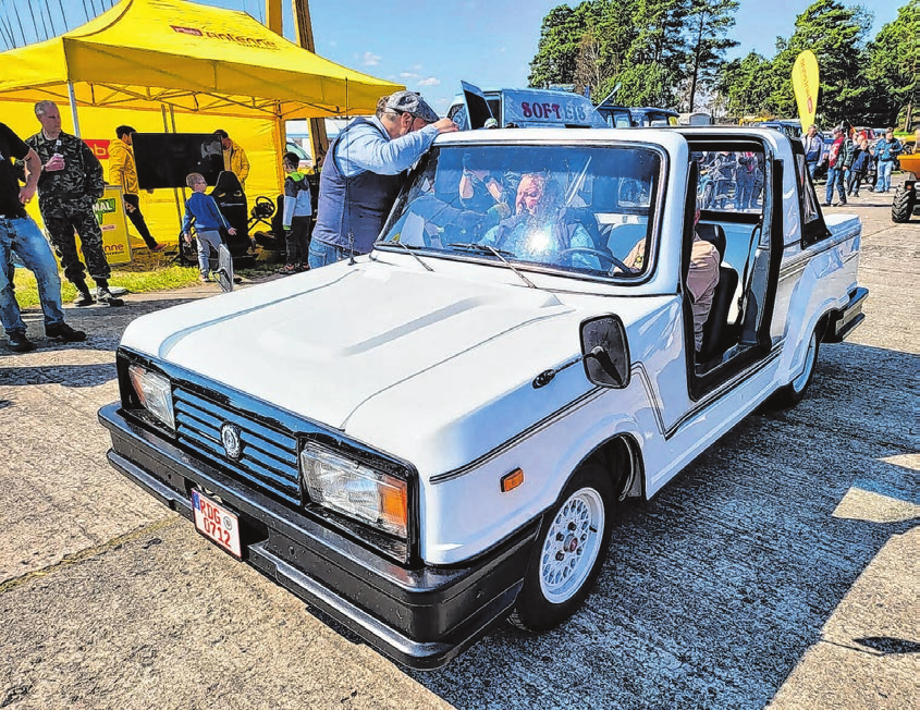 Der Plastik-Lada oder Bohse Safari: Eine Gruppe von Fans kommt regelmäßig nach Finowfurt mit ihren Autos dieser Marke. In den 90er Jahren wurde eine über den Rücksitzen offene Version des Lada Samara (Modellreihe 2108) bei Bohse hergestellt. Dieser wurde als „Bohse Safari“ rund 2000 Mal gebaut.