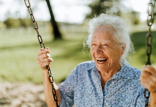 Lebensfreude ist nicht auf ein Alter festgelegt. Aber es gibt Faktoren, die ein glückliches Leben auch in fortgeschrittenen Lebensjahren erleichtern. Fotos: Franziska Gabbert/dpa-tmn/dpa, Rawpixel.com/stock.adobe.com