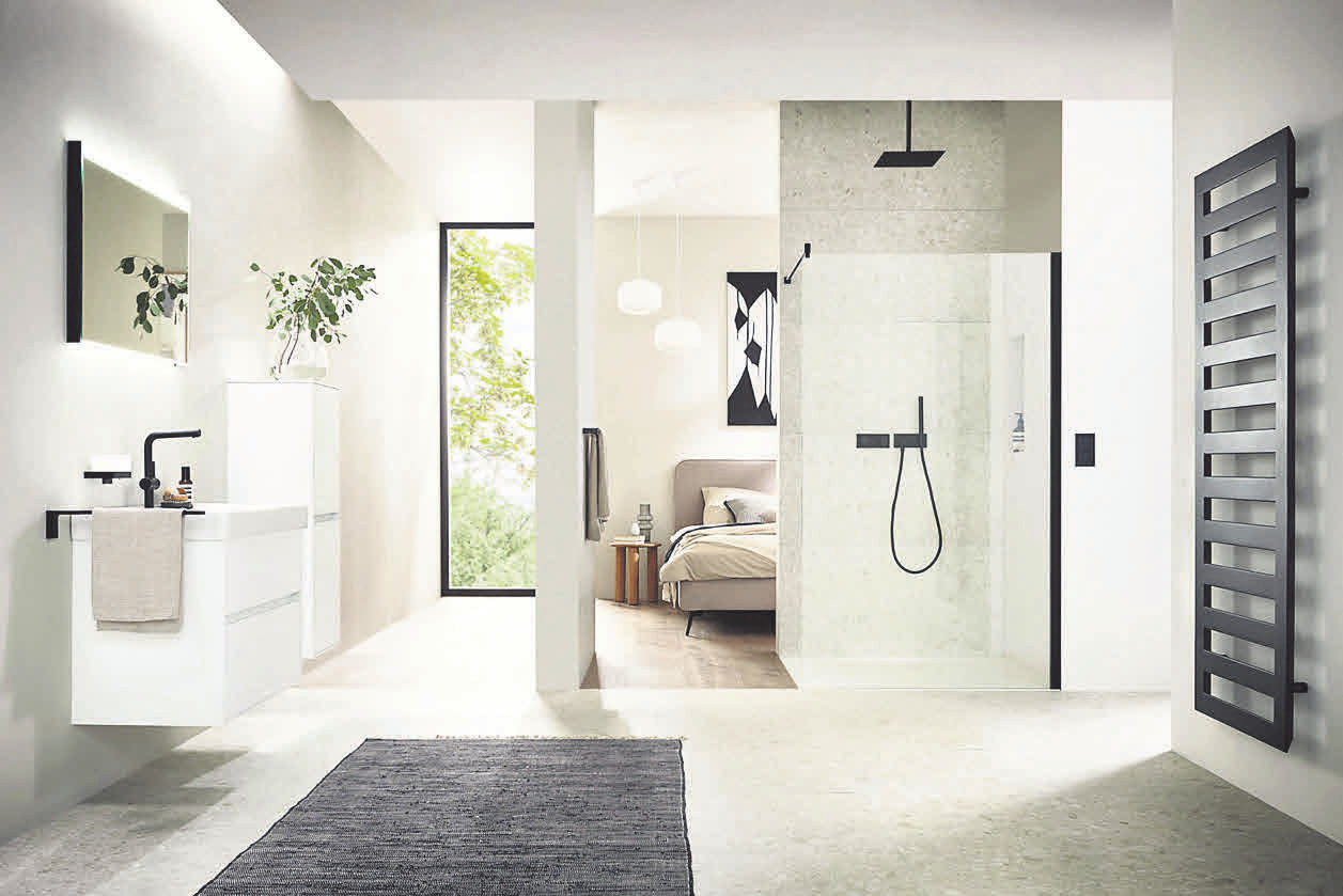 Voll im Trend liegen sogenannte „Walk-in Duschen“, bei denen frei stehende Glaswände als Spritzschutz dienen.