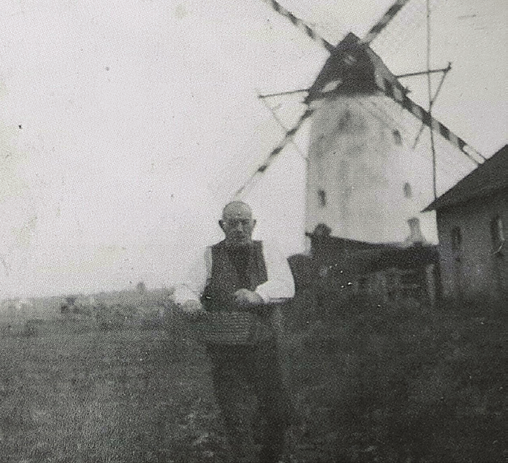 Der Müller Hermann Büssing in der Nähe seiner Mühle bei der Aussaat.