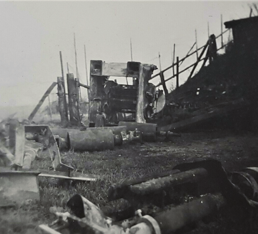 Nach der Bombardierung der Mühle konnte man nur noch das Mahlwerk aus den Flammen retten.