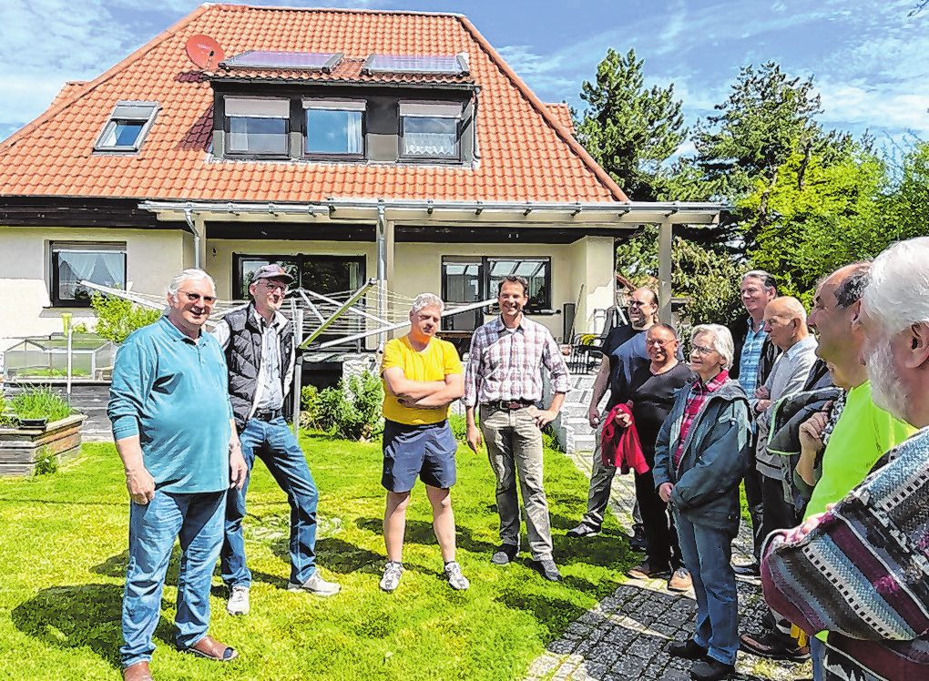 Eine Gruppe Interessierter sieht sich beim „Tag der erneuerbaren Energien“ im Vorjahr ein Privathaus mit Erdwärmesonde und den dazugehörigen Heizkeller an.