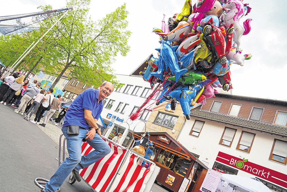 So ist das jedes Jahr am Helle Markt: viel Trubel in der Straße Unter den Linden.