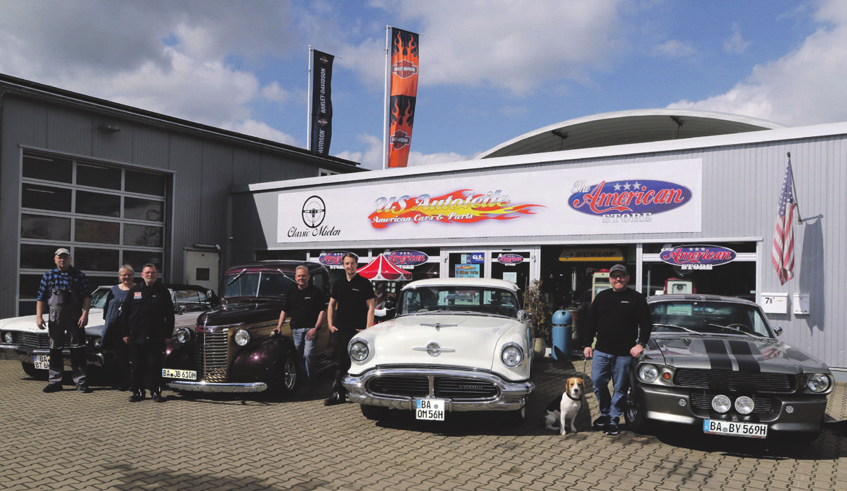 „Das Team von US-Autoteile präsentiert stolz seine Autos. Foto: Bertram Wagner