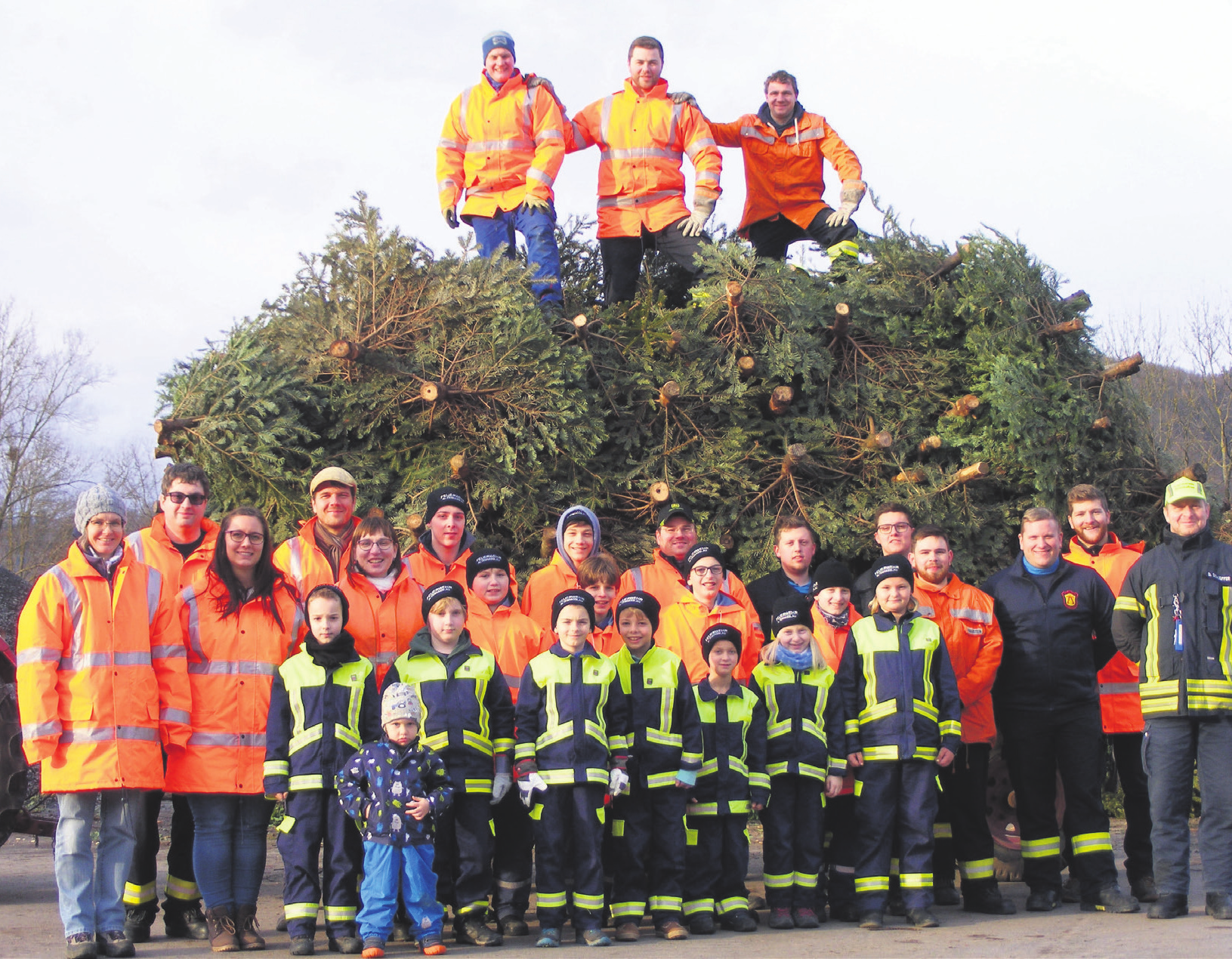 Jährliche Tradition: Die Mitglieder der Jugendfeuerwehr sammeln zum Jahresbeginn die ausgedienten Weihnachtsbäume im Ort ein.