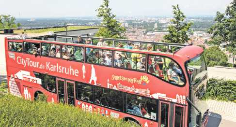 Hoch auf den Turmberg über Durlach: Von oben gleitet der Blick über Karlsruhe und bis zum Pfälzerwald. FOTO: KTG