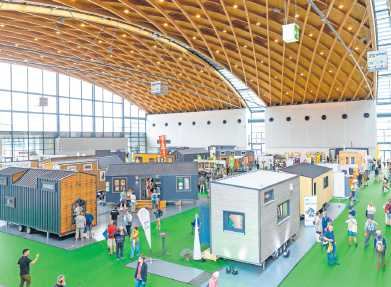 NEW HOUSING: Tiny Houses und weitere Beispiele für kleine Wohnformen (Bild von 2023). FOTO: MESSE KARLSRUHE/JÜRGEN RÖSNER