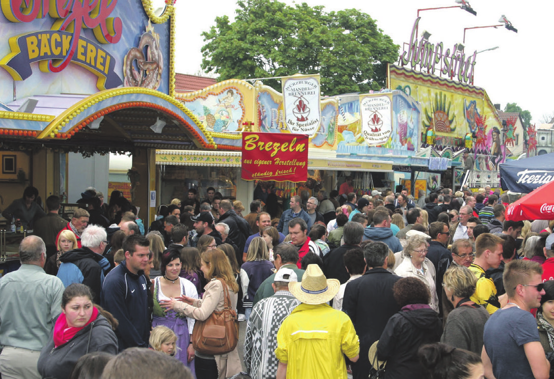 Für Jung und Alt ist der Festplatz mit Bierzelt, Fahrgeschäften, Fieranten und Kinderunterhaltung der Anziehungspunkt des Walpurgimarktes.