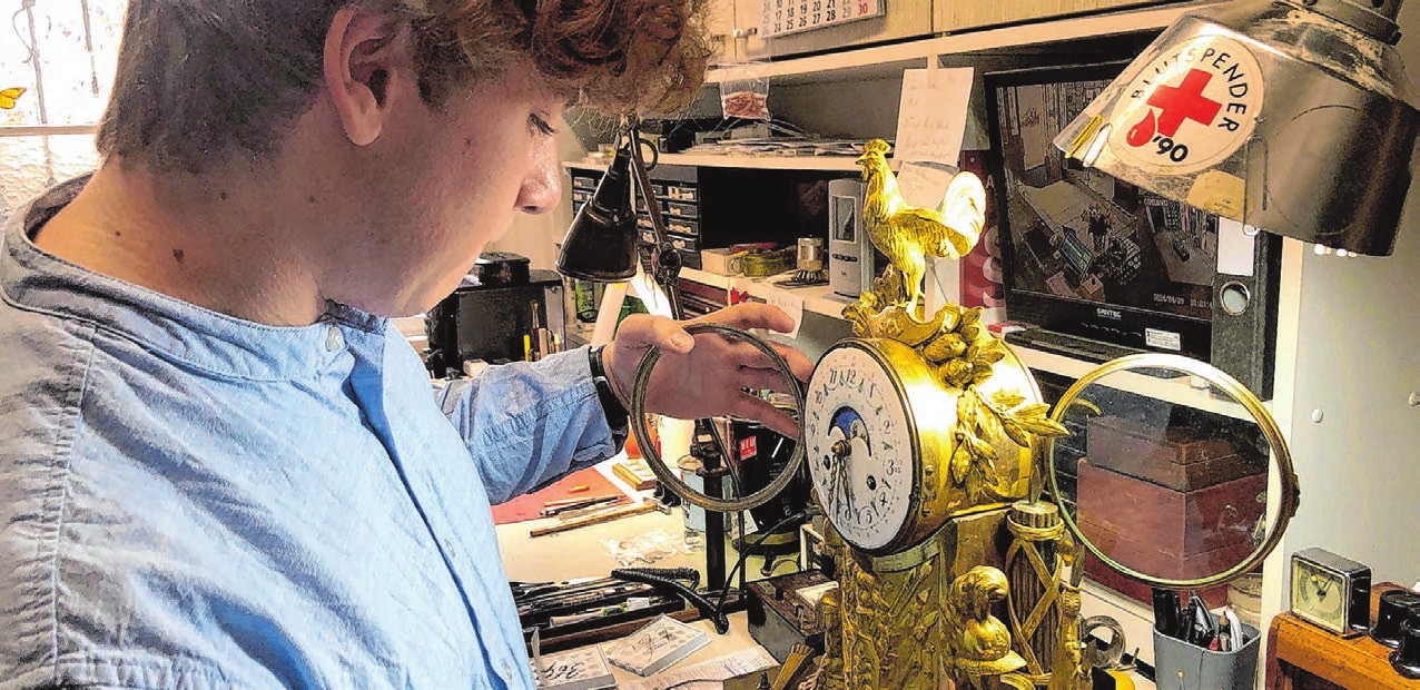 Traditionelles Handwerk, hier ein Uhrenmacher-Lehrling bei Dumrath Uhren & Schmuck, ist ebenfalls in der Innenstadt von Neuruppin zu finden. Foto: mae